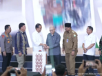 Ladong, Aceh Besar – Presiden Joko Widodo meresmikan Gedung Aneuk Muda Aceh Unggul dan Hebat (AMANAH) yang terletak di Ladong, Kabupaten Aceh Besar, merupakan langkah penting untuk mendukung pengembangan ekonomi kreatif di Indonesia. Peresmian ini menegaskan komitmen pemerintah untuk menyediakan fasilitas yang memadai bagi inovasi dan kreativitas generasi muda di Aceh, yang diharapkan dapat menjadi pendorong pertumbuhan ekonomi lokal, bahkan nasional.

Dalam sambutannya, Presiden Jokowi menyatakan kebanggaannya atas pendirian Gedung AMANAH, yang dirancang sebagai pusat kegiatan kreatif bagi pemuda Aceh. "Hari ini saya betul-betul sangat kagum atas inovasi, atas kreativitas anak-anak muda di Aceh yang saya lihat sangat kreatif dan inovatif, baik itu di urusan fashion, utamanya Muslim fashion, desain, betul-betul sangat berkelas, menurut saya sangat berkelas," ungkapnya.

Presiden Jokowi turut menggarisbawahi kualitas produk yang dihasilkan, “Semuanya luar biasa, memang apa-apa kalau diberikan ke anak muda pasti jadinya bagus. Packaging juga berkelas sekali.” Menurut Presiden Jokowi, dengan memanfaatkan potensi yang ada di Aceh, masyarakat dapat memperoleh nilai tambah ekonomi yang luar biasa. 

Presiden Jokowi juga menekankan pentingnya konsistensi dalam mengasah kreativitas, “Lompatannya tidak kalah, tinggal bagaimana secara konsisten digosok dan diasah terus sehingga muncul inovasi baru di Provinsi Aceh. Saya sangat mengapresiasi inisiasi dari BIN (Badan Intelijen Negara) yang telah menyiapkan ini, dan kita harapkan di semua Provinsi nanti ada Creative Hub seperti ini.” tambahnya.

Sementara itu, Kepala Badan Intelijen Negara (BIN), Jenderal Polisi (Purn) Prof. Dr. Budi Gunawan, S.H., M.Si., Ph.D., yang juga menjadi inisiator berdirinya Gedung AMANAH, turut mengapresiasi Presiden Jokowi. Ia menggarisbawahi bahwa AMANAH adalah simbol cinta Presiden terhadap generasi muda Indonesia. "Pembangunan AMANAH menunjukkan kecintaan Bapak Presiden Joko Widodo terhadap anak-anak muda Indonesia, dari ujung timur hingga ujung barat Indonesia," ujarnya.

Budi Gunawan menekankan bahwa gedung ini tidak hanya menjadi sarana kreatif, tetapi juga berfungsi sebagai pusat pengembangan produk lokal. "Kita semua patut bangga. Produk-produk yang dihasilkan oleh AMANAH memiliki keunggulan kompetitif, khususnya produk nilam Aceh yang dikenal sebagai salah satu yang terbaik di dunia," tambahnya. Nilam Aceh, yang digunakan oleh produsen parfum besar internasional, menjadi salah satu komoditas unggulan yang dipasarkan langsung ke Prancis, pusat parfum dunia.

Gedung AMANAH dilengkapi dengan berbagai fasilitas modern yang mendukung berbagai sektor kreatif, termasuk konten digital, musik, produksi audio, hingga robotik. Salah satu fasilitas unggulannya adalah Rumah Kemasan, yang berfungsi sebagai pusat pengembangan desain kemasan untuk produk-produk lokal Aceh. Inovasi dalam kemasan ini diharapkan dapat meningkatkan daya saing produk Aceh di pasar internasional.

Momentum peresmian ini dianggap sangat bersejarah bagi anak muda Aceh. Mereka memiliki kesempatan langka untuk berinteraksi langsung dengan Presiden Jokowi, yang selama ini menjadi sosok inspiratif bagi banyak orang. "AMANAH ini adalah rumah bagi anak-anak Indonesia. Semua kemajuan yang dihasilkan oleh anak-anak muda Aceh adalah buah dari keberhasilan yang bisa diperoleh sebagai amal jariyah dari Bapak Presiden," jelas Budi Gunawan.

Budi Gunawan menekankan pentingnya untuk melanjutkan Program AMANAH guna memastikan bahwa potensi anak muda Aceh dapat terus berkembang. "Oleh karena itu, Program AMANAH ini harus terus dilanjutkan untuk memastikan bahwa potensi anak muda Aceh dapat terus berkembang," tutupnya.

Dengan adanya Gedung AMANAH Aceh diharapkan dapat menjadi pusat kreativitas yang tidak hanya memberikan manfaat bagi pemuda setempat tetapi juga membawa nama baik Indonesia di kancah internasional. Program ini, dengan fasilitas yang modern dan dukungan penuh dari pemerintah, diharapkan menjadi langkah awal bagi inovasi dan kreativitas anak muda Aceh untuk bersaing di pasar global. []