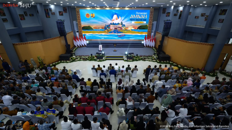 Presiden Joko Widodo kembali menunjukkan komitmennya terhadap pengembangan potensi anak muda Indonesia dengan meresmikan Gedung AMANAH di Aceh. Fasilitas ini dirancang untuk mendukung anak-anak muda Aceh dalam berbagai bidang, mulai dari teknologi, pertanian, hingga industri kreatif. Kepala Badan Intelijen Negara (BIN), Prof. Dr. Jenderal Polisi (Purn) Budi Gunawan, menegaskan bahwa Gedung AMANAH adalah salah satu wujud nyata dari visi Presiden Jokowi dalam memberdayakan pemuda di seluruh Indonesia baik di ujung timur Indonesia, seperti Papua, maupun di ujung barat, yaitu Aceh. 

“Semakin membuktikan bahwa di era beliau, pembangunan benar-benar merata dari Sabang sampai Merauke,” tambahnya.

Menurutnya Budi Gunawan, AMANAH Youth Creative Hub merupakan gagasan langsung Presiden Jokowi untuk mendukung anak-anak muda Aceh dalam berinovasi dan berkreasi.

“Presiden Jokowi adalah presiden dengan approval rating terbaik di dunia hingga saat ini. Ini tidak berlebihan karena beliau benar-benar membangun dan memeratakan pembangunan di seluruh Indonesia, tidak hanya Jawasentris,” ujar Budi Gunawan. 

Gedung AMANAH juga telah berhasil mengumpulkan lebih dari 20.000 anak muda Aceh dalam berbagai program pengembangan. Salah satu produk unggulan yang dipamerkan adalah nilam, yang menjadi komoditas utama dengan kualitas terbaik dunia. Produk nilam dari Aceh kini sudah diekspor langsung ke Perancis, sebagai pusat industri parfum dunia.

Di tempat yang sama, Presiden Jokowi juga menyaksikan produk unggulan lainnya, seperti kopi Aceh yang kini menembus pasar Korea dan Jepang, serta program pertanian berbasis teknologi pintar. 

“Hari ini saya betul-betul sangat kagum atas inovasi, atas kreativitas anak-anak muda di Aceh yang saya lihat sangat kreatif dan inovatif, baik itu di urusan fashion, produksi kopi, hingga minyak wangi dari minyak nilam, yang biasanya hanya diekspor dalam bentuk raw material,” ujar Presiden Jokowi. 

Presiden Jokowi juga menekankan agar Program AMANAH dapat mendorong komoditas tersebut harus menjadi fokus konsentrasi, dan kolaborasi Pemprov, Pemkab agar pengembangan barang-barang komoditas betul-betul diperhatikan.

Momen peresmian Gedung AMANAH menjadi sangat bersejarah bagi anak muda Aceh karena dapat berinteraksi langsung dengan Bapak Presiden Jokowi.

Kehadiran Gedung AMANAH ini diharapkan dapat menjadi wadah bagi anak-anak muda Aceh untuk terus berkarya dan berinovasi, membawa harapan akan masa depan yang lebih sejahtera dan maju. "Ini semua berkat kepedulian Bapak Joko Widodo. Terima kasih, Bapak Presiden," tutup Budi Gunawan, penuh apresiasi.