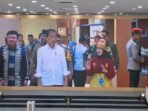 Aceh – Presiden Joko Widodo (Jokowi) meresmikan Amanah Youth Creative Hub (AYCH) di gedung pusat Aneuk Muda Aceh Unggul dan Hebat atau AMANAH, yang berlokasi di di Kawasan Industri Aceh (KIA) Ladong, Aceh Besar, Selasa (15/10). 

Dalam pidato peresmiannya, Presiden Jokowi mengaku sangat kagum terhadap kreativitas dan inovasi anak muda Aceh.

“Saya melihat sangat inovatif baik di urusan fashion, muslim fashion, desain, sangat berkelas,” kata Presiden Jokowi.

AMANAH dinilai dapat mendorong pengembangan kreativitas dan inovasi anak muda, khususnya di Aceh, serta membuka peluang untuk terjun dalam industri kreatif yang berkelanjutan.

Presiden Jokowi juga menyatakan bahwa produk yang dihasilkan AMANAH ini layak mendapatkan apresiasi dan penghargaan yang tinggi.

“Saya sangat mengapresiasi dan menghargai semua inovasi AMANAH yang patut diberikan acungan jempol,” tutur Presiden Jokowi.

Sebelumnya, Kepala BIN Jenderal Polisi (Purn.) Prof. Dr. Budi Gunawan, S.H., M.Si., Ph.D mengatakan bahwa Amanah Youth Creative Hub merupakan buah pemikiran dari Presiden Joko Widodo kepada anak muda di Aceh. 

“Kecintaan Presiden pada anak-anak muda di ujung timur dan ujung barat Indonesia sangat luar biasa,” kata Budi Gunawan.

Dirinya menyatakan kebanggaannya karena Presiden Jokowi sudah melihat langsung produk-produk yang dihasilkan oleh AMANAH yang  semuanya mempunyai keunggulan kompetitif. 

“Bapak Presiden sudah berkekliling dan melihat sejumlah capaian dan produk Amanah. Kendaraan Listrik, Produk fashion, pertanian yang berkualitas ekspor sekaligus bisa memenuhi program gratis dan bergizi Prabowo-Gibran,” katanya.

Tidak lupa Kepala BIN juga menyampaikan terima kasih kepada Jokowi yang telah mendengarkan asoirasin anak muda Aceh sehingga bisa mendirikan Gedung AMANAH ini.

“AYCH akan selalu di kenang sebagai amanat Jokowi sebagai masa depan anak muda Aceh. Untuk lebih Makmur dan sejahtera. Insya Allah program Amanah ini harus terus dilanjutkan,” tutur Kepala BIN.

Sebelumnya, Presiden Jokowi didampingi Kepala BIN Jenderal Polisi (Purn.) Prof. Dr. Budi Gunawan, S.H., M.Si., Ph.D., berkesempatan untuk mengelilingi gedung Amanah, baik outdoor mauoun indoor, dimana Jokowi sangat mengapresiasi UMKM yang dikembangkan melalui program Amanah ini, seperti kreasi tenun dan batik, bordir Aceh.

Selain itu terdapat sejumlah booth aplikasi Amanah karya milenial Aceh, cafe Amanah yang juga memperkerjakan teman tulis, dan laboratorium kopi. Jokowi juga sempat berbelanja di UMKM Amanah.

Turut mendampingi Presiden Jokowi dalam penerbangan menuju Provinsi Aceh adalah Menteri Dalam Negeri Tito Karnavian, Menteri Perhubungan Budi Karya Sumadi. [-red]