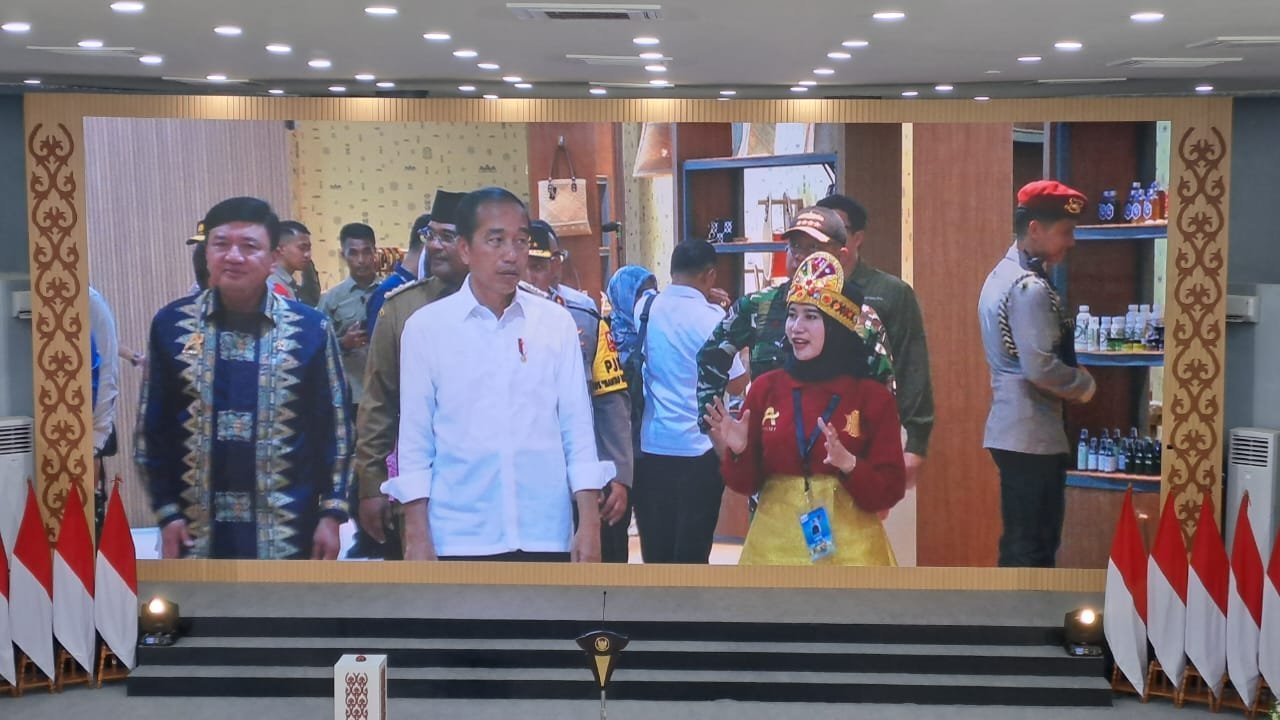 Aceh – Presiden Joko Widodo (Jokowi) meresmikan Amanah Youth Creative Hub (AYCH) di gedung pusat Aneuk Muda Aceh Unggul dan Hebat atau AMANAH, yang berlokasi di di Kawasan Industri Aceh (KIA) Ladong, Aceh Besar, Selasa (15/10). 

Dalam pidato peresmiannya, Presiden Jokowi mengaku sangat kagum terhadap kreativitas dan inovasi anak muda Aceh.

“Saya melihat sangat inovatif baik di urusan fashion, muslim fashion, desain, sangat berkelas,” kata Presiden Jokowi.

AMANAH dinilai dapat mendorong pengembangan kreativitas dan inovasi anak muda, khususnya di Aceh, serta membuka peluang untuk terjun dalam industri kreatif yang berkelanjutan.

Presiden Jokowi juga menyatakan bahwa produk yang dihasilkan AMANAH ini layak mendapatkan apresiasi dan penghargaan yang tinggi.

“Saya sangat mengapresiasi dan menghargai semua inovasi AMANAH yang patut diberikan acungan jempol,” tutur Presiden Jokowi.

Sebelumnya, Kepala BIN Jenderal Polisi (Purn.) Prof. Dr. Budi Gunawan, S.H., M.Si., Ph.D mengatakan bahwa Amanah Youth Creative Hub merupakan buah pemikiran dari Presiden Joko Widodo kepada anak muda di Aceh. 

“Kecintaan Presiden pada anak-anak muda di ujung timur dan ujung barat Indonesia sangat luar biasa,” kata Budi Gunawan.

Dirinya menyatakan kebanggaannya karena Presiden Jokowi sudah melihat langsung produk-produk yang dihasilkan oleh AMANAH yang  semuanya mempunyai keunggulan kompetitif. 

“Bapak Presiden sudah berkekliling dan melihat sejumlah capaian dan produk Amanah. Kendaraan Listrik, Produk fashion, pertanian yang berkualitas ekspor sekaligus bisa memenuhi program gratis dan bergizi Prabowo-Gibran,” katanya.

Tidak lupa Kepala BIN juga menyampaikan terima kasih kepada Jokowi yang telah mendengarkan asoirasin anak muda Aceh sehingga bisa mendirikan Gedung AMANAH ini.

“AYCH akan selalu di kenang sebagai amanat Jokowi sebagai masa depan anak muda Aceh. Untuk lebih Makmur dan sejahtera. Insya Allah program Amanah ini harus terus dilanjutkan,” tutur Kepala BIN.

Sebelumnya, Presiden Jokowi didampingi Kepala BIN Jenderal Polisi (Purn.) Prof. Dr. Budi Gunawan, S.H., M.Si., Ph.D., berkesempatan untuk mengelilingi gedung Amanah, baik outdoor mauoun indoor, dimana Jokowi sangat mengapresiasi UMKM yang dikembangkan melalui program Amanah ini, seperti kreasi tenun dan batik, bordir Aceh.

Selain itu terdapat sejumlah booth aplikasi Amanah karya milenial Aceh, cafe Amanah yang juga memperkerjakan teman tulis, dan laboratorium kopi. Jokowi juga sempat berbelanja di UMKM Amanah.

Turut mendampingi Presiden Jokowi dalam penerbangan menuju Provinsi Aceh adalah Menteri Dalam Negeri Tito Karnavian, Menteri Perhubungan Budi Karya Sumadi. [-red]