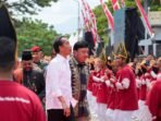 Aceh - Presiden Joko Widodo meresmikan Gedung Aneuk Muda Aceh Unggul Hebat (AMANAH) di Aceh pada Selasa (15/10). Dalam kegiatan itu, Presiden turut didampingi oleh Kepala Badan Intelijen Negara (BIN) Jenderal Polisi Prof. Dr. Budi Gunawan, S.H., M.Si., Ph.D.

Dalam kesempatan itu, kepala negara menyampaikan apresiasinya terhadap semangat dan kreativitas anak muda Aceh yang tergabung dalam AMANAH.

“Hari ini saya betul-betul sangat kagum atas inovasi, atas kreativitas anak-anak muda di Aceh yang saya lihat sangat kreatif dan inovatif” ujar Presiden Jokowi di Gedung AMANAH, Ladong, Aceh Besar.

Presiden Jokowi menyatakan bahwa Aceh memiliki potensi besar dalam hal pengembangan bisnis lokal. 

“Kekuatan di Aceh menurut saya, kopi, yang kedua nilam. Ini yang harus menjadi fokus konsentrasi, Pemprov, Pemkab agar pengembangan barang-barang komoditas betul-betul diperhatikan” ungkap Presiden Jokowi.

Tak lupa, Presiden juga mengapresiasi kiprah BIN dalam memberdayakan generasi muda. 

“Saya sangat mengapresiasi inisiasi dari BIN (Badan Intelijen Negara) yang telah menyiapkan ini, dan kita harapkan di semua Provinsi nanti ada Creative Hub seperti ini” tutup Presiden Jokowi.

Di tempat yang sama Ka BIN, Budi Gunawan menyampaikan bahwa AMANAH Youth Creative Hub merupakan salah satu hasil pemikiran Presiden Jokowi untuk memberdayakan anak muda Aceh.

 "Sampai saat ini, sudah tercatat 20.256 anak muda Aceh yang tergabung dalam AMANAH," ujar Budi Gunawan.

Budi Gunawan juga menyoroti produk-produk unggulan yang dihasilkan oleh AMANAH, termasuk nilam, yang kualitasnya dikenal sebagai salah satu yang terbaik di dunia.

 "Presiden Jokowi telah melihat langsung produk-produk dari AMANAH, terutama nilam. Produsen parfum besar mengandalkan nilam Aceh, dan AMANAH telah memiliki pembeli serta pasar yang jelas," tambahnya.

Lebih lanjut, Kepala BIN menjelaskan bahwa semua kemajuan yang telah dicapai merupakan bukti keberhasilan anak-anak muda Aceh, yang menurutnya bisa dianggap sebagai amal jariyah dari Presiden Jokowi. 

"AMANAH akan selalu dikenang sebagai amanat Pak Jokowi untuk masa depan Aceh," kata Kepala BIN.

Peresmian berlangsung meriah dengan dihadiri sejumlah menteri dari kabinet Indonesia Maju antara lain Panglima TNI Jenderal TNI Agus Subiyanto, Kapolri Jenderal Pol. Listyo Sigit Prabowo, Menhub Budi Karya Sumadi, dan tokoh masyarakat maupun pemerintahan Nangroe Aceh Darusalam.