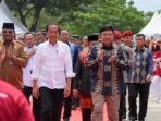 Aceh - Presiden Joko Widodo meresmikan AMANAH Youth Creative Hub di Kabupaten Aceh Besar pada 15 Oktober, menandai langkah penting dalam pemberdayaan generasi muda Aceh. Dalam pidatonya, Presiden Jokowi menekankan pentingnya pemerataan pembangunan di Indonesia dan apresiasi terhadap kontribusi pemuda Aceh yang telah menunjukkan kreativitas dan inovasi luar biasa. Ia menekankan bahwa pembangunan tidak hanya terpusat di Jawa, tetapi merata di seluruh Indonesia, termasuk wilayah paling barat, Aceh. 

Presiden Jokowi menggarisbawahi bahwa AMANAH Youth Creative Hub adalah wujud dari perhatian khususnya terhadap anak muda Aceh, yang selama ini menunjukkan potensi besar dalam berbagai bidang. "Gedung AMANAH ini adalah hasil dari komitmen pemerintah untuk terus mendorong generasi muda di Aceh berinovasi dan berkontribusi bagi masa depan bangsa. Saya berharap program ini akan menjadi katalis bagi mereka untuk terus berkarya dan menghasilkan produk yang mendunia," ujar Presiden Jokowi.

Lebih lanjut, Presiden Jokowi mengapresiasi produk unggulan yang telah dihasilkan oleh para pemuda di Aceh melalui AMANAH, seperti Nilam Aceh, kopi Lamno, dan produk fashion. "Produk-produk ini tidak hanya mengangkat nama Aceh, tetapi juga membawa harum Indonesia di kancah internasional. Nilam Aceh telah diekspor ke Prancis dan digunakan oleh perusahaan parfum besar dunia. Ini membuktikan bahwa kualitas produk lokal kita sangat bersaing," tambahnya. Selain itu, kopi Lamno yang telah dihidupkan kembali kini menjadi komoditas ekspor yang diminati di Korea dan Jepang. 

Presiden juga menyebut bahwa penggunaan teknologi mutakhir oleh pemuda Aceh telah membantu meningkatkan efisiensi dan produktivitas di berbagai sektor. "Penggunaan teknologi seperti drone untuk pemetaan dan aplikasi manajemen pertanian menunjukkan bahwa pemuda kita sudah mampu memanfaatkan teknologi tinggi untuk meningkatkan daya saing dan produktivitas. Ini adalah inovasi yang luar biasa," kata Jokowi. 

Presiden Jokowi berharap AMANAH Youth Creative Hub akan terus berkembang dan berperan sebagai pusat inovasi bagi generasi muda Aceh. "Saya berharap program ini akan terus berkelanjutan. Ini adalah amanat bagi generasi muda Aceh untuk menciptakan masa depan yang lebih baik, lebih makmur, dan lebih maju. AMANAH adalah rumah bagi kalian semua untuk terus berinovasi," tegas Jokowi di akhir sambutannya.

Kepala BIN, Jenderal Polisi (Purn.) Budi Gunawan, juga memberikan penghormatan tinggi kepada Presiden Jokowi atas dedikasinya dalam mendukung pembangunan generasi muda, khususnya di Aceh. Budi Gunawan menekankan bahwa AMANAH Youth Creative Hub adalah hasil pemikiran Presiden Jokowi yang bertujuan untuk memberdayakan pemuda Aceh melalui berbagai inovasi dan produk unggulan. "Presiden Jokowi adalah pemimpin dengan visi besar yang selalu menempatkan pemuda sebagai prioritas. AMANAH ini adalah buktinya. Gedung ini bukan sekadar bangunan, tetapi simbol komitmen Presiden untuk membangun masa depan yang lebih baik bagi pemuda di Aceh," ujar Budi Gunawan.

Budi Gunawan mengungkapkan bahwa pembangunan AMANAH Youth Creative Hub melibatkan lebih dari 20.000 pemuda Aceh dan memakan waktu satu tahun. Pembangunan ini didukung oleh Kementerian PUPR dan pemerintah daerah setempat. "Kami sangat bangga dengan pencapaian ini. Gedung AMANAH telah menjadi rumah bagi lebih dari 20.000 anak muda Aceh yang terus berkarya dan berinovasi. Produk-produk yang dihasilkan memiliki kualitas internasional, seperti Nilam Aceh yang telah menjadi komoditas ekspor utama dan diminati oleh industri parfum dunia," jelasnya.

Selain itu, Budi Gunawan juga menyoroti pencapaian pemuda Aceh dalam pengembangan teknologi dan industri. "Pemuda Aceh tidak hanya menghasilkan produk, tetapi juga menciptakan teknologi seperti kapal fiber dan kendaraan listrik. Ini adalah inovasi yang luar biasa, menunjukkan bahwa mereka mampu bersaing di tingkat nasional dan internasional," ujarnya. Lebih lanjut, Budi Gunawan menyebutkan bahwa AMANAH telah memotong rantai pasokan dan menekan biaya produksi dengan memproduksi komponen-komponen yang sebelumnya harus dipasok dari luar Aceh.

Budi Gunawan mengakhiri sambutannya dengan menyatakan bahwa AMANAH Youth Creative Hub adalah warisan berharga dari Presiden Jokowi untuk pemuda Aceh. "Gedung ini adalah warisan yang akan dikenang oleh pemuda Aceh sebagai amanat dari Presiden Jokowi. Kami berharap gedung ini akan terus menjadi rumah bagi inovasi dan kreativitas anak-anak muda Aceh, membawa masa depan yang lebih cerah dan lebih makmur," ucap Budi Gunawan.

Acara peresmian ditutup dengan pantun dari Budi Gunawan yang menyiratkan harapan besar bagi masa depan pemuda Aceh: "Nilam dan kopi kini mendunia, pemuda Aceh semakin berjaya."