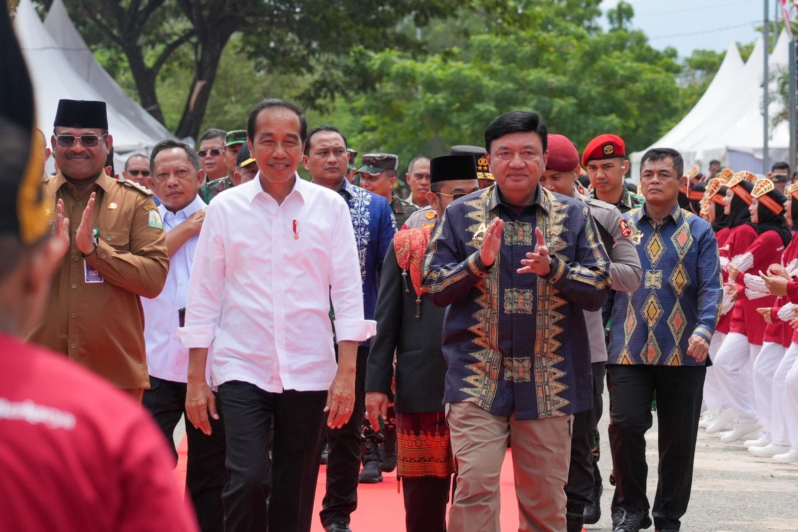 Aceh - Presiden Joko Widodo meresmikan AMANAH Youth Creative Hub di Kabupaten Aceh Besar pada 15 Oktober, menandai langkah penting dalam pemberdayaan generasi muda Aceh. Dalam pidatonya, Presiden Jokowi menekankan pentingnya pemerataan pembangunan di Indonesia dan apresiasi terhadap kontribusi pemuda Aceh yang telah menunjukkan kreativitas dan inovasi luar biasa. Ia menekankan bahwa pembangunan tidak hanya terpusat di Jawa, tetapi merata di seluruh Indonesia, termasuk wilayah paling barat, Aceh. 

Presiden Jokowi menggarisbawahi bahwa AMANAH Youth Creative Hub adalah wujud dari perhatian khususnya terhadap anak muda Aceh, yang selama ini menunjukkan potensi besar dalam berbagai bidang. "Gedung AMANAH ini adalah hasil dari komitmen pemerintah untuk terus mendorong generasi muda di Aceh berinovasi dan berkontribusi bagi masa depan bangsa. Saya berharap program ini akan menjadi katalis bagi mereka untuk terus berkarya dan menghasilkan produk yang mendunia," ujar Presiden Jokowi.

Lebih lanjut, Presiden Jokowi mengapresiasi produk unggulan yang telah dihasilkan oleh para pemuda di Aceh melalui AMANAH, seperti Nilam Aceh, kopi Lamno, dan produk fashion. "Produk-produk ini tidak hanya mengangkat nama Aceh, tetapi juga membawa harum Indonesia di kancah internasional. Nilam Aceh telah diekspor ke Prancis dan digunakan oleh perusahaan parfum besar dunia. Ini membuktikan bahwa kualitas produk lokal kita sangat bersaing," tambahnya. Selain itu, kopi Lamno yang telah dihidupkan kembali kini menjadi komoditas ekspor yang diminati di Korea dan Jepang. 

Presiden juga menyebut bahwa penggunaan teknologi mutakhir oleh pemuda Aceh telah membantu meningkatkan efisiensi dan produktivitas di berbagai sektor. "Penggunaan teknologi seperti drone untuk pemetaan dan aplikasi manajemen pertanian menunjukkan bahwa pemuda kita sudah mampu memanfaatkan teknologi tinggi untuk meningkatkan daya saing dan produktivitas. Ini adalah inovasi yang luar biasa," kata Jokowi. 

Presiden Jokowi berharap AMANAH Youth Creative Hub akan terus berkembang dan berperan sebagai pusat inovasi bagi generasi muda Aceh. "Saya berharap program ini akan terus berkelanjutan. Ini adalah amanat bagi generasi muda Aceh untuk menciptakan masa depan yang lebih baik, lebih makmur, dan lebih maju. AMANAH adalah rumah bagi kalian semua untuk terus berinovasi," tegas Jokowi di akhir sambutannya.

Kepala BIN, Jenderal Polisi (Purn.) Budi Gunawan, juga memberikan penghormatan tinggi kepada Presiden Jokowi atas dedikasinya dalam mendukung pembangunan generasi muda, khususnya di Aceh. Budi Gunawan menekankan bahwa AMANAH Youth Creative Hub adalah hasil pemikiran Presiden Jokowi yang bertujuan untuk memberdayakan pemuda Aceh melalui berbagai inovasi dan produk unggulan. "Presiden Jokowi adalah pemimpin dengan visi besar yang selalu menempatkan pemuda sebagai prioritas. AMANAH ini adalah buktinya. Gedung ini bukan sekadar bangunan, tetapi simbol komitmen Presiden untuk membangun masa depan yang lebih baik bagi pemuda di Aceh," ujar Budi Gunawan.

Budi Gunawan mengungkapkan bahwa pembangunan AMANAH Youth Creative Hub melibatkan lebih dari 20.000 pemuda Aceh dan memakan waktu satu tahun. Pembangunan ini didukung oleh Kementerian PUPR dan pemerintah daerah setempat. "Kami sangat bangga dengan pencapaian ini. Gedung AMANAH telah menjadi rumah bagi lebih dari 20.000 anak muda Aceh yang terus berkarya dan berinovasi. Produk-produk yang dihasilkan memiliki kualitas internasional, seperti Nilam Aceh yang telah menjadi komoditas ekspor utama dan diminati oleh industri parfum dunia," jelasnya.

Selain itu, Budi Gunawan juga menyoroti pencapaian pemuda Aceh dalam pengembangan teknologi dan industri. "Pemuda Aceh tidak hanya menghasilkan produk, tetapi juga menciptakan teknologi seperti kapal fiber dan kendaraan listrik. Ini adalah inovasi yang luar biasa, menunjukkan bahwa mereka mampu bersaing di tingkat nasional dan internasional," ujarnya. Lebih lanjut, Budi Gunawan menyebutkan bahwa AMANAH telah memotong rantai pasokan dan menekan biaya produksi dengan memproduksi komponen-komponen yang sebelumnya harus dipasok dari luar Aceh.

Budi Gunawan mengakhiri sambutannya dengan menyatakan bahwa AMANAH Youth Creative Hub adalah warisan berharga dari Presiden Jokowi untuk pemuda Aceh. "Gedung ini adalah warisan yang akan dikenang oleh pemuda Aceh sebagai amanat dari Presiden Jokowi. Kami berharap gedung ini akan terus menjadi rumah bagi inovasi dan kreativitas anak-anak muda Aceh, membawa masa depan yang lebih cerah dan lebih makmur," ucap Budi Gunawan.

Acara peresmian ditutup dengan pantun dari Budi Gunawan yang menyiratkan harapan besar bagi masa depan pemuda Aceh: "Nilam dan kopi kini mendunia, pemuda Aceh semakin berjaya."