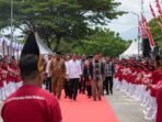 Aceh – Inisiatif luar biasa telah dimulai oleh Presiden Joko Widodo dengan membuat program Aneuk Muda Aceh Unggul Hebat (AMANAH) yang direalisasikan oleh Badan Intelijen Negara (BIN) dalam meningkatkan kualitas generasi muda Aceh. Presiden Jokowi tiba di Gedung AMANAH, Ladong, Aceh Besar (15/10) didampingi Kepala Badan Intelijen Negara (BIN) Jenderal Polisi (Purn.)  Prof. Dr. Budi Gunawan, S.H., M.Si., Ph.D., P.S.M., dengan dimeriahkan oleh 800 penari pemuda Aceh.

Presiden Joko Widodo terlebih dahulu berkeliling untuk melihat berbagai stand karya anak muda Aceh dalam program AMANAH. Presiden Jokowi banyak berinteraksi dengan pemuda-pemuda AMANAH yang merupakan pengusaha muda, petani muda, seniman, content creator dan pegiat kreatif muda lainnya.

Dalam sambutannya Presiden Jokowi menyatakan bahwa kini Indonesia menghadapi ketidakpastian global yang disebabkan oleh tiga faktor utama: ketidakpastian ekonomi dengan pertumbuhan dunia yang sangat rendah dan banyak negara jatuh ke resesi; ketidakpastian geopolitik akibat konflik yang terus berlangsung seperti perang Ukraina, konflik Israel-Palestina, dan ketegangan di Timur Tengah; dan dampak nyata perubahan iklim dengan bencana alam dan suhu ekstrem yang membuat persaingan antarnegara semakin ketat.

“Oleh sebab itu, kunci kita adalah bagaimana kita bisa menciptakan SDM unggul, sehingga kita bisa berkompetisi dengan negara lain. Kita Alhamdulillah tahun kemarin, ekonomi kita masih tumbuh 5,08 persen, tahun ini kita perkirakan juga Insha Allah masih di atas 5 persen. Dan kita harapkan nanti dengan pelantikan Presiden baru, Bapak Prabowo Subianto, ekonomi kita akan jauh lebih baik,” sambutnya.

Presiden Jokowi menunjukkan rasa kagumnya melihat inovasi dan kreativitas anak-anak muda di Aceh, yang menurutnya sangat berkelas, dan menunjukkan kualitas yang luar biasa.

“Hari ini saya betul-betul sangat kagum atas inovasi, atas kreativitas anak-anak muda di Aceh yang saya lihat sangat kreatif dan inovatif, baik itu di urusan fashion, utamanya Muslim fashion, desain, betul-betul sangat berkelas, menurut saya sangat berkelas,” puji Presiden Jokowi.

Presiden Jokowi mengapresiasi Badan Intelijen Negara (BIN) yang telah berhasil merealisasikan amanat dalam membangun Youth Creative Hub di Aceh dan berharap inisiasi serupa dapat diimplementasikan di wilayah lain di Indonesia.

“Lompatannya tidak kalah, tinggal bagaimana secara konsisten digosok dan diasah terus sehingga muncul inovasi baru di Provinsi Aceh. Saya sangat mengapresiasi BIN (Badan Intelijen Negara) yang telah menyiapkan ini, dan kita harapkan di semua provinsi nanti ada Creative Hub seperti ini,” imbuhnya.

Kepala BIN Budi Gunawan pun mengungkapkan terima kasihnya kepada Presiden Jokowi yang menurutnya benar-benar telah membangun dan menyebarkan pembangunan secara merata di seluruh Indonesia.

“Beliau adalah Presiden dengan approval rating yang tinggi. Bapak Presiden Jokowi betul-betul telah membangun dan meratakan pembangunan Indonesia, tidak hanya Jawasentris. Hatinya betul-betul untuk Indonesia,” kata Kepala BIN Budi Gunawan.

Menurutnya, AMANAH merupakan salah satu inisiatif luar biasa yang lahir dari pemikiran Presiden Joko Widodo untuk mendukung generasi muda di Aceh. Setelah suksesnya PYCH di Papua, AMANAH hadir sebagai bukti kecintaan Presiden terhadap pemuda dari ujung timur hingga barat Indonesia.

“AMANAH adalah buah pemikiran Presiden Jokowi untuk anak muda Aceh setelah peresmian Papua Youth Creative Hub (PYCH) di Papua. Presiden pun memberi pemerintah kepada BIN untuk membangun Youth Creative Hub di Aceh, yang menunjukkan kecintaan Presiden terhadap anak muda baik di ujung timur dan ujung barat Indonesia,” ujarnya.

Dalam satu tahun, program ini terbukti efektif dengan bantuan Kementerian PUPR dan dukungan dari pejabat serta tokoh ulama Aceh. Hingga kini, AMANAH telah mencatatkan 20.256 anggota muda Aceh dan berfokus pada pengembangan di tujuh sektor strategis yaitu sektor pertanian, peternakan, perikanan, UMKM, industri ekonomi kreatif, olahraga, social movement. 

“AMANAH akan selalu dikenang sebagai amanat Bapak Presiden Jokowi untuk masa depan Aceh. Mereka melihat AMANAH akan membawa harapan masa depan untuk lebih makmur, sejahtera dan maju,” tambah Kepala BIN Budi Gunawan.