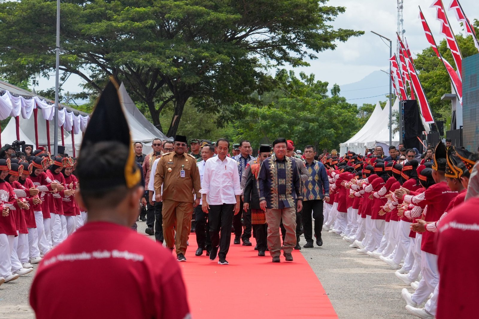 Aceh – Inisiatif luar biasa telah dimulai oleh Presiden Joko Widodo dengan membuat program Aneuk Muda Aceh Unggul Hebat (AMANAH) yang direalisasikan oleh Badan Intelijen Negara (BIN) dalam meningkatkan kualitas generasi muda Aceh. Presiden Jokowi tiba di Gedung AMANAH, Ladong, Aceh Besar (15/10) didampingi Kepala Badan Intelijen Negara (BIN) Jenderal Polisi (Purn.)  Prof. Dr. Budi Gunawan, S.H., M.Si., Ph.D., P.S.M., dengan dimeriahkan oleh 800 penari pemuda Aceh.

Presiden Joko Widodo terlebih dahulu berkeliling untuk melihat berbagai stand karya anak muda Aceh dalam program AMANAH. Presiden Jokowi banyak berinteraksi dengan pemuda-pemuda AMANAH yang merupakan pengusaha muda, petani muda, seniman, content creator dan pegiat kreatif muda lainnya.

Dalam sambutannya Presiden Jokowi menyatakan bahwa kini Indonesia menghadapi ketidakpastian global yang disebabkan oleh tiga faktor utama: ketidakpastian ekonomi dengan pertumbuhan dunia yang sangat rendah dan banyak negara jatuh ke resesi; ketidakpastian geopolitik akibat konflik yang terus berlangsung seperti perang Ukraina, konflik Israel-Palestina, dan ketegangan di Timur Tengah; dan dampak nyata perubahan iklim dengan bencana alam dan suhu ekstrem yang membuat persaingan antarnegara semakin ketat.

“Oleh sebab itu, kunci kita adalah bagaimana kita bisa menciptakan SDM unggul, sehingga kita bisa berkompetisi dengan negara lain. Kita Alhamdulillah tahun kemarin, ekonomi kita masih tumbuh 5,08 persen, tahun ini kita perkirakan juga Insha Allah masih di atas 5 persen. Dan kita harapkan nanti dengan pelantikan Presiden baru, Bapak Prabowo Subianto, ekonomi kita akan jauh lebih baik,” sambutnya.

Presiden Jokowi menunjukkan rasa kagumnya melihat inovasi dan kreativitas anak-anak muda di Aceh, yang menurutnya sangat berkelas, dan menunjukkan kualitas yang luar biasa.

“Hari ini saya betul-betul sangat kagum atas inovasi, atas kreativitas anak-anak muda di Aceh yang saya lihat sangat kreatif dan inovatif, baik itu di urusan fashion, utamanya Muslim fashion, desain, betul-betul sangat berkelas, menurut saya sangat berkelas,” puji Presiden Jokowi.

Presiden Jokowi mengapresiasi Badan Intelijen Negara (BIN) yang telah berhasil merealisasikan amanat dalam membangun Youth Creative Hub di Aceh dan berharap inisiasi serupa dapat diimplementasikan di wilayah lain di Indonesia.

“Lompatannya tidak kalah, tinggal bagaimana secara konsisten digosok dan diasah terus sehingga muncul inovasi baru di Provinsi Aceh. Saya sangat mengapresiasi BIN (Badan Intelijen Negara) yang telah menyiapkan ini, dan kita harapkan di semua provinsi nanti ada Creative Hub seperti ini,” imbuhnya.

Kepala BIN Budi Gunawan pun mengungkapkan terima kasihnya kepada Presiden Jokowi yang menurutnya benar-benar telah membangun dan menyebarkan pembangunan secara merata di seluruh Indonesia.

“Beliau adalah Presiden dengan approval rating yang tinggi. Bapak Presiden Jokowi betul-betul telah membangun dan meratakan pembangunan Indonesia, tidak hanya Jawasentris. Hatinya betul-betul untuk Indonesia,” kata Kepala BIN Budi Gunawan.

Menurutnya, AMANAH merupakan salah satu inisiatif luar biasa yang lahir dari pemikiran Presiden Joko Widodo untuk mendukung generasi muda di Aceh. Setelah suksesnya PYCH di Papua, AMANAH hadir sebagai bukti kecintaan Presiden terhadap pemuda dari ujung timur hingga barat Indonesia.

“AMANAH adalah buah pemikiran Presiden Jokowi untuk anak muda Aceh setelah peresmian Papua Youth Creative Hub (PYCH) di Papua. Presiden pun memberi pemerintah kepada BIN untuk membangun Youth Creative Hub di Aceh, yang menunjukkan kecintaan Presiden terhadap anak muda baik di ujung timur dan ujung barat Indonesia,” ujarnya.

Dalam satu tahun, program ini terbukti efektif dengan bantuan Kementerian PUPR dan dukungan dari pejabat serta tokoh ulama Aceh. Hingga kini, AMANAH telah mencatatkan 20.256 anggota muda Aceh dan berfokus pada pengembangan di tujuh sektor strategis yaitu sektor pertanian, peternakan, perikanan, UMKM, industri ekonomi kreatif, olahraga, social movement. 

“AMANAH akan selalu dikenang sebagai amanat Bapak Presiden Jokowi untuk masa depan Aceh. Mereka melihat AMANAH akan membawa harapan masa depan untuk lebih makmur, sejahtera dan maju,” tambah Kepala BIN Budi Gunawan.