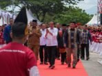 Aceh - Presiden Joko Widodo meresmikan AMANAH Youth Creative Hub, sebuah pusat kreativitas anak muda yang digagas untuk memajukan potensi generasi muda di Aceh. Acara peresmian ini menjadi bukti nyata komitmen Presiden Jokowi dalam mewujudkan pembangunan yang merata di seluruh Indonesia, bukan hanya di Pulau Jawa, tetapi juga di daerah-daerah lain dari Sabang hingga Merauke.

Kepala Badan Intelijen Negara (BIN), Budi Gunawan, yang turut hadir dalam acara tersebut, menyatakan bahwa Presiden Jokowi telah berhasil mengubah paradigma pembangunan dari yang selama ini dianggap Jawa-sentris menjadi Indonesia-sentris. “Presiden Jokowi telah membangun dan memeratakan pembangunan Indonesia, beliau berhasil menghapus stigma Jawa-sentris menjadi Indonesia-sentris,” ujar Budi Gunawan.

Ia menambahkan bahwa AMANAH Youth Creative Hub merupakan buah pemikiran dari Presiden Jokowi untuk mengembangkan potensi anak muda di Aceh. “AMANAH Youth Creative Hub ini adalah merupakan buah pemikiran dari Bapak Presiden Joko Widodo terhadap anak muda di Aceh. Hal ini membuat pembangunan Indonesia sangat merata dari Sabang hingga Merauke,” katanya.

Pusat kreativitas ini telah menghasilkan sejumlah produk andalan yang berhasil menarik perhatian internasional, seperti Nilam Aceh, Kopi Lamno, Beras Premium, hingga kendaraan listrik dan bengkel motor dengan standar Grade A. Produk-produk ini menjadi bukti bahwa potensi lokal Aceh dapat bersaing di pasar global. “AMANAH Youth Creative Hub telah memiliki produk andalan seperti Nilam Aceh, Kopi Lamno, Beras Premium, hingga kendaraan listrik dan bengkel motor dengan level Grade A serta lainnya. Produk-produk ini sangat diminati oleh komunitas internasional,” tambah Budi Gunawan.

Budi Gunawan juga mengungkapkan bahwa momen peresmian ini sangat bersejarah bagi anak muda Aceh. Mereka mendapat kesempatan untuk berinteraksi langsung dengan Presiden Jokowi, yang memperlakukan AMANAH Youth Creative Hub sebagai rumah bagi anak-anak muda di Aceh. “Momen hari ini sangat bersejarah bagi anak muda Aceh, bisa berinteraksi langsung dengan Bapak Presiden dan kapanpun bapak ke Aceh, AMANAH Youth Creative Hub ini adalah rumah bagi anak-anak bapak semuanya,” ujarnya.

Presiden Jokowi sendiri mengungkapkan kekagumannya atas kreativitas dan inovasi anak muda Aceh. “Hari ini saya sangat kagum atas inovasi atas kreativitas anak muda di Aceh yang saya lihat sangat kreatif dan inovatif, baik itu di urusan fashion, utamanya Muslim fashion, desain, betul-betul sangat berkelas, menurut saya sangat berkelas,” ungkap Presiden Jokowi.

Presiden juga menekankan bahwa kekuatan Aceh terletak pada dua komoditas unggulan, yaitu kopi dan nilam. Ia berharap agar pemerintah provinsi dan kabupaten dapat fokus mengembangkan kedua komoditas ini. “Kekuatan di Aceh menurut saya, kopi, yang kedua nilam. Ini yang harus menjadi fokus konsentrasi, Pemprov, Pemkab agar pengembangan barang-barang komoditas betul-betul diperhatikan, tidak usah banyak-banyak, konsentrasi di dua hal ini,” jelasnya.

Presiden Jokowi juga menyampaikan apresiasinya terhadap inisiatif BIN dalam mempersiapkan AMANAH Youth Creative Hub. Ia berharap agar setiap provinsi di Indonesia memiliki Creative Hub serupa yang dapat mendukung pengembangan kreativitas anak muda. “Saya sangat mengapresiasi inisiasi dari BIN yang telah menyiapkan ini, dan kita harapkan di semua provinsi nanti ada Creative Hub seperti ini,” kata Presiden Jokowi.

AMANAH Youth Creative Hub akan selalu dikenang sebagai amanat dari Presiden Jokowi untuk masa depan Aceh, membawa harapan bagi generasi muda Aceh untuk masa depan yang lebih makmur, sejahtera, dan maju.