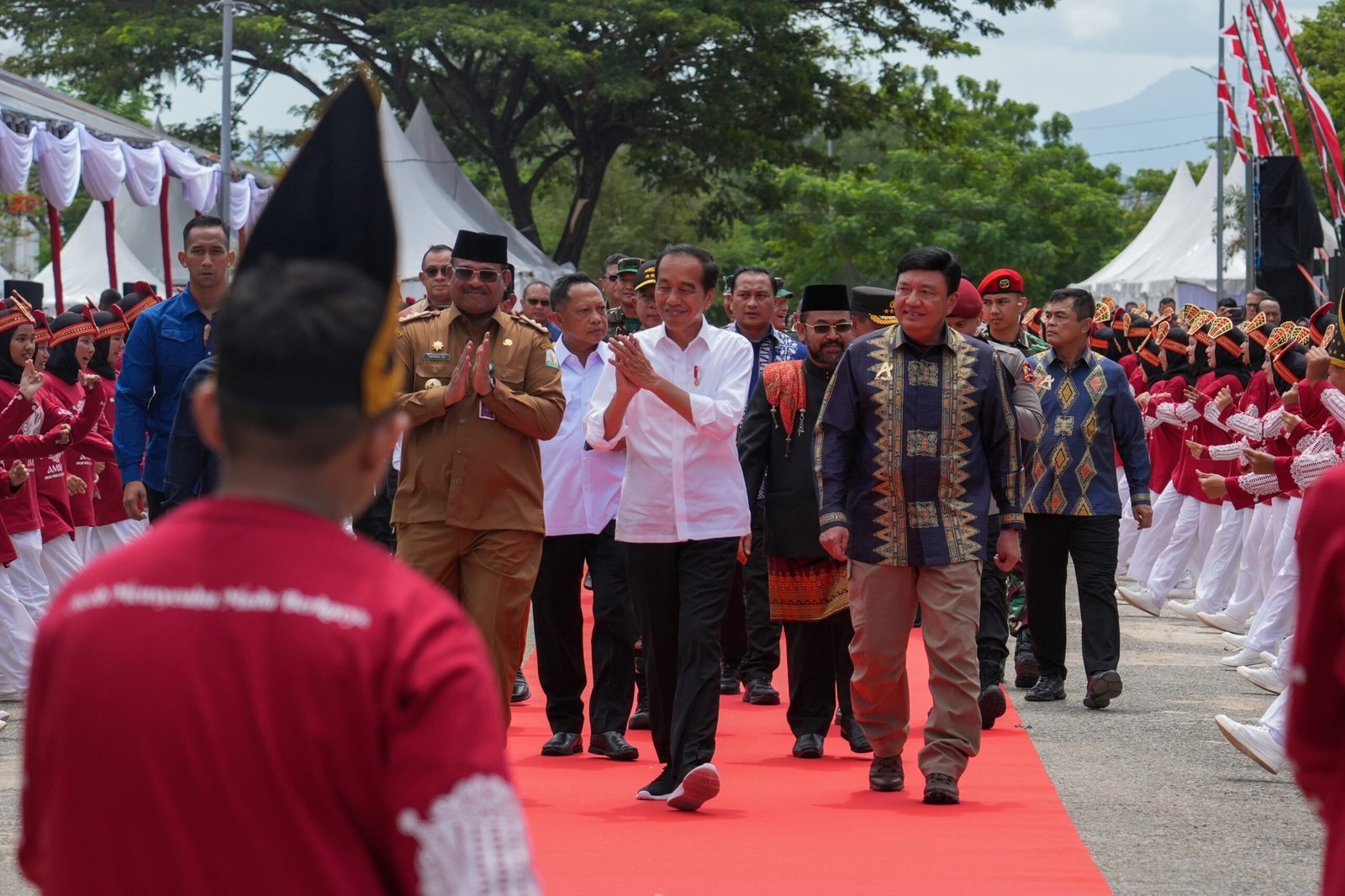 Aceh - Presiden Joko Widodo meresmikan AMANAH Youth Creative Hub, sebuah pusat kreativitas anak muda yang digagas untuk memajukan potensi generasi muda di Aceh. Acara peresmian ini menjadi bukti nyata komitmen Presiden Jokowi dalam mewujudkan pembangunan yang merata di seluruh Indonesia, bukan hanya di Pulau Jawa, tetapi juga di daerah-daerah lain dari Sabang hingga Merauke.

Kepala Badan Intelijen Negara (BIN), Budi Gunawan, yang turut hadir dalam acara tersebut, menyatakan bahwa Presiden Jokowi telah berhasil mengubah paradigma pembangunan dari yang selama ini dianggap Jawa-sentris menjadi Indonesia-sentris. “Presiden Jokowi telah membangun dan memeratakan pembangunan Indonesia, beliau berhasil menghapus stigma Jawa-sentris menjadi Indonesia-sentris,” ujar Budi Gunawan.

Ia menambahkan bahwa AMANAH Youth Creative Hub merupakan buah pemikiran dari Presiden Jokowi untuk mengembangkan potensi anak muda di Aceh. “AMANAH Youth Creative Hub ini adalah merupakan buah pemikiran dari Bapak Presiden Joko Widodo terhadap anak muda di Aceh. Hal ini membuat pembangunan Indonesia sangat merata dari Sabang hingga Merauke,” katanya.

Pusat kreativitas ini telah menghasilkan sejumlah produk andalan yang berhasil menarik perhatian internasional, seperti Nilam Aceh, Kopi Lamno, Beras Premium, hingga kendaraan listrik dan bengkel motor dengan standar Grade A. Produk-produk ini menjadi bukti bahwa potensi lokal Aceh dapat bersaing di pasar global. “AMANAH Youth Creative Hub telah memiliki produk andalan seperti Nilam Aceh, Kopi Lamno, Beras Premium, hingga kendaraan listrik dan bengkel motor dengan level Grade A serta lainnya. Produk-produk ini sangat diminati oleh komunitas internasional,” tambah Budi Gunawan.

Budi Gunawan juga mengungkapkan bahwa momen peresmian ini sangat bersejarah bagi anak muda Aceh. Mereka mendapat kesempatan untuk berinteraksi langsung dengan Presiden Jokowi, yang memperlakukan AMANAH Youth Creative Hub sebagai rumah bagi anak-anak muda di Aceh. “Momen hari ini sangat bersejarah bagi anak muda Aceh, bisa berinteraksi langsung dengan Bapak Presiden dan kapanpun bapak ke Aceh, AMANAH Youth Creative Hub ini adalah rumah bagi anak-anak bapak semuanya,” ujarnya.

Presiden Jokowi sendiri mengungkapkan kekagumannya atas kreativitas dan inovasi anak muda Aceh. “Hari ini saya sangat kagum atas inovasi atas kreativitas anak muda di Aceh yang saya lihat sangat kreatif dan inovatif, baik itu di urusan fashion, utamanya Muslim fashion, desain, betul-betul sangat berkelas, menurut saya sangat berkelas,” ungkap Presiden Jokowi.

Presiden juga menekankan bahwa kekuatan Aceh terletak pada dua komoditas unggulan, yaitu kopi dan nilam. Ia berharap agar pemerintah provinsi dan kabupaten dapat fokus mengembangkan kedua komoditas ini. “Kekuatan di Aceh menurut saya, kopi, yang kedua nilam. Ini yang harus menjadi fokus konsentrasi, Pemprov, Pemkab agar pengembangan barang-barang komoditas betul-betul diperhatikan, tidak usah banyak-banyak, konsentrasi di dua hal ini,” jelasnya.

Presiden Jokowi juga menyampaikan apresiasinya terhadap inisiatif BIN dalam mempersiapkan AMANAH Youth Creative Hub. Ia berharap agar setiap provinsi di Indonesia memiliki Creative Hub serupa yang dapat mendukung pengembangan kreativitas anak muda. “Saya sangat mengapresiasi inisiasi dari BIN yang telah menyiapkan ini, dan kita harapkan di semua provinsi nanti ada Creative Hub seperti ini,” kata Presiden Jokowi.

AMANAH Youth Creative Hub akan selalu dikenang sebagai amanat dari Presiden Jokowi untuk masa depan Aceh, membawa harapan bagi generasi muda Aceh untuk masa depan yang lebih makmur, sejahtera, dan maju.