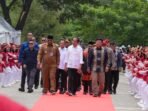 ACEH — Dalam rangka mengoptimalkan kompetensi anak muda Aceh, Presiden RI, Joko Widodo meresmikan Aneuk Muda Aceh Unggul dan Hebat (AMANAH) pada 15 Oktober 2024 di Kabupaten Aceh Besar, Provinsi Aceh. Badan Intelijen Negara (BIN) menginisiasi program AMANAH yang merupakan komitmen kuat Presiden Jokowi dalam rangka memberdayakan generasi muda Aceh untuk menyongsong masa depan yang lebih cerah dan gemilang.

Presiden Joko Widodo melalui BIN memiliki komitmen yang sangat kuat untuk memberikan dukungan secara nyata kepada para anak muda. Dengan diresmikannya Gedung AMANAH beserta seluruh fasilitas yang memadai, maka pemuda-pemudi Aceh melalui berbagai program kegiatan dapat meningkatkan kemampuan, kemandirian, dan profesionalitas.

Presiden RI, Joko Widodo mengatakan dalam bahwa perlunya menciptakan SDM yang unggul sehingga bisa berkompetisi dengan negara-negara lainnya. 

“Kunci kita adalah bagaimana kita bisa menciptakan SDM unggul, sehingga kita bisa berkompetisi dengan negara lain,” kata Presiden Jokowi.

“Hari ini saya betul-betul sangat kagum atas inovasi, atas kreativitas anak-anak muda di Aceh yang saya lihat sangat kreatif dan inovatif, baik itu di urusan fashion, utamanya Muslim fashion, desain, betul-betul sangat berkelas, menurut saya sangat berkelas,” ujarnya.

Menurut Presiden Jokowi, produk-produk hasil karya AMANAH seperti fashion, food and beverage (fnb), dan produk lainnya memiliki keunggulan yang tidak dimiliki oleh produk-produk kelas dunia.

“Produk tas AMANAH tidak kalah dengan merk dunia, mereka bisa jual dengan harga 50 bahkan hingga 100 juta, namun ternyata di sini harganya hanya 600 ribu. Barang sebagus itu dijual 600 ribu. Garapannya sangat rapi, desainnya dan ukurannya sangat bagus, dalamnya juga sangat rapi sekali,” jelas Presiden Jokowi.

Presiden Jokowi pun mengatakan bahwa produk-produk yang dihasilkan AMANAH dapat meningkatkan perekonomian daerah Aceh dengan sangat signifikan. Hal tersebut dikarenakan AMANAH telah berhasil menciptakan barang-barang berkelas dunia.

“Packaging juga berkelas sekali. Seluruhnya akan kita dapatkan nilai tambah yang luar biasa kalau semua produk, komoditas yang ada di Aceh ini kita jadikan barang-barang, kesempatan kerja juga terbuka, nilai tambah yang mungkin berlipat 10 atau 30 kali akan kita dapatkan juga, artinya ekonomi di Provinsi Aceh akan meningkat secara drastis,” imbuhnya.

Lebih lanjut, Presiden Jokowi mengapresiasi hasil karya dan inovasi teknologi yang diciptakan anak muda Aceh untuk bisa bersaing dengan negara lain.

“Saya sangat menghargai, juga banyak aplikasi yang dimunculkan asli dari buatan anak muda di Aceh dan saya sangat mengapresiasi, menghargai dan kita harapkan itu betul-betul berguna. Seperti yang berkaitan dengan AI, aplikasi untuk pengairan, pemupukan, saya kira sebuah inovasi yang patut saya berikan acungan jempol dan kalau saya lihat dan bandingkan tidak kalah dengan anak muda Jakarta,” kata Presiden Jokowi.

Presiden Jokowi berharap akan banyak fasilitas seperti ini di seluruh Indonesia.

“Lompatannya tidak kalah, tinggal bagaimana secara konsisten digosok dan diasah terus sehingga muncul inovasi baru di Provinsi Aceh, saya sangat mengapresiasi inisiasi dari BIN (Badan Intelijen Negara) yang telah menyiapkan ini, dan kita harapkan di semua Provinsi nanti ada Creative Hub seperti ini,” tutupnya.

Sebelumnya, Kepala Badan Intelijen Negara (BIN), Jenderal Polisi (Purn) Prof. Dr. Budi Gunawan mengapresiasi kinerja Presiden Jokowi atas pemerataan pembangunan di Indonesia, tidak hanya jawasentris melainkan Indonesiasentris.

Hal ini semakin membuktikan di era Presiden Jokowi pembangunan semakin merata dari Sabang hingga Merauke. Prof. Dr. Budi Gunawan mengajak seluruh pihak untuk ikut bangga atas produk-produk yg dihasilkan AMANAH karena memiliki keunggulan yang tidak dimiliki daerah lain.

“Salah satunya produk nilam yang menjadi salah satu produk terbaik di dunia ada di AMANAH. Produk ini pasarnya langsung ke Perancis dan telah menjalin kerja sama dan menjadi supply chain untuk sektor kecantikan seperti parfum di sana,” ujar Prof. Dr. Budi Gunawan.

“Berikutnya, dengan kehadiran AMANAH, kopi Aceh bisa hidup lagi dengan pasar untuk Korea dan Jepang. Kemudian, untuk memenuhi kebutuhan beras di Kabupaten Aceh Barat dan Aceh Timur, tidak lagi harus bergantung dari Provinsi sebelahnya, tapi bisa dipangkas untuk supply chain langsung dikerjakan di kabupaten tersebut,” imbuhnya.

Lebih lanjut, Prof. Dr. Budi Gunawan mengatakan bahwa AMANAH juga ikut terlibat dalam pengembangan teknologi di Aceh seperti kendaraan listrik, robotic, dan bengkel motor dengan Grade A.

“Kendaraan listrik dan bengkel motor dengan level Grade A dan sesuai dengan peraturannya dapat langsung diproses untuk legalitasnya di Samsat. Robotik juga demikian, kita patut bangga melalui AMANAH di Aceh ini sudah mulai dikenalkan dari level SD, SMP dan SMA. Packaging juga demikian, seluruh komponennya sudah dibuat di AMANAH yang merupakan sebuah langkah terobosan yang sangat efektif dalam memotong rantai supply chain dari anak muda Aceh untuk menekan biaya produksi yang selama ini dipasok dari luar Aceh,” jelasnya.

Kemudian, di sektor pertanian dan perikanan, AMANAH telah memberdayakan anak muda untuk menghasilkan panen yang mendukung swasembada pangan di Aceh.

“Pertanian yang berkualitas dengan menggunakan metode smart agriculture, pemupukannya sangat presisi, kemudian sekaligus hasil panennya bisa untuk memenuhi program Makan Bergizi Gratis, program dari Pak Prabowo dan Mas Gibran,” kata Prof. Dr. Budi Gunawan.

“Kapal fiber yang lebih ringan dari pasaran yang terbuat dari kayu, dan jarak jelajahnya menjadi tambah jauh dan kuat, drone penyebar pupuk yang dilengkapi dengan algoritma pemupukan dan sparepartnya sudah dibuat sendiri oleh bengkel teknologi anak-anak muda AMANAH,” tambahnya.

Prof. Dr. Budi Gunawan mengatakan bahwa Presiden Jokowi telah mewakili suara dan aspirasi anak muda Aceh untuk membangun wadah guna mengembangkan inovasi dan kreativitas para generasi muda.

“Ini semua berkat kepedulian Bapak Joko Widodo, terima kasih bapak, kami mewakili suara-suara aspirasi dari anak muda Aceh. Momen hari ini sangat bersejarah bagi anak muda Aceh, bisa berinteraksi langsung dengan Bapak Presiden dan kapanpun bapak ke Aceh, AMANAH Youth Creative Hub ini adalah rumah bagi anak-anak bapak semuanya,” terangnya.

Kepala BIN berharap agar AMANAH akan membawa harapan bagi masa depan anak muda untuk lebih makmur, sejahtera, dan maju.

“Semua kemajuan yang mereka hasilkan adalah merupakan buah keberhasilan anak-anak muda yang bisa diperoleh sebagai amal jariya dari Bapak Presiden Joko Widodo. AMANAH akan selalu dikenang sebagai amanat Pak Jokowi untuk masa depan Aceh, mereka melihat melalui AMANAH ini membawa harapan akan masa depan mereka ntuk lebih makmur, sejahtera dan maju,” tutupnya.