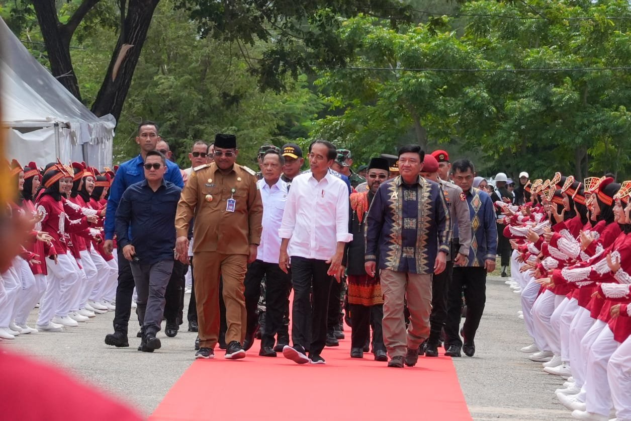ACEH — Dalam rangka mengoptimalkan kompetensi anak muda Aceh, Presiden RI, Joko Widodo meresmikan Aneuk Muda Aceh Unggul dan Hebat (AMANAH) pada 15 Oktober 2024 di Kabupaten Aceh Besar, Provinsi Aceh. Badan Intelijen Negara (BIN) menginisiasi program AMANAH yang merupakan komitmen kuat Presiden Jokowi dalam rangka memberdayakan generasi muda Aceh untuk menyongsong masa depan yang lebih cerah dan gemilang.

Presiden Joko Widodo melalui BIN memiliki komitmen yang sangat kuat untuk memberikan dukungan secara nyata kepada para anak muda. Dengan diresmikannya Gedung AMANAH beserta seluruh fasilitas yang memadai, maka pemuda-pemudi Aceh melalui berbagai program kegiatan dapat meningkatkan kemampuan, kemandirian, dan profesionalitas.

Presiden RI, Joko Widodo mengatakan dalam bahwa perlunya menciptakan SDM yang unggul sehingga bisa berkompetisi dengan negara-negara lainnya. 

“Kunci kita adalah bagaimana kita bisa menciptakan SDM unggul, sehingga kita bisa berkompetisi dengan negara lain,” kata Presiden Jokowi.

“Hari ini saya betul-betul sangat kagum atas inovasi, atas kreativitas anak-anak muda di Aceh yang saya lihat sangat kreatif dan inovatif, baik itu di urusan fashion, utamanya Muslim fashion, desain, betul-betul sangat berkelas, menurut saya sangat berkelas,” ujarnya.

Menurut Presiden Jokowi, produk-produk hasil karya AMANAH seperti fashion, food and beverage (fnb), dan produk lainnya memiliki keunggulan yang tidak dimiliki oleh produk-produk kelas dunia.

“Produk tas AMANAH tidak kalah dengan merk dunia, mereka bisa jual dengan harga 50 bahkan hingga 100 juta, namun ternyata di sini harganya hanya 600 ribu. Barang sebagus itu dijual 600 ribu. Garapannya sangat rapi, desainnya dan ukurannya sangat bagus, dalamnya juga sangat rapi sekali,” jelas Presiden Jokowi.

Presiden Jokowi pun mengatakan bahwa produk-produk yang dihasilkan AMANAH dapat meningkatkan perekonomian daerah Aceh dengan sangat signifikan. Hal tersebut dikarenakan AMANAH telah berhasil menciptakan barang-barang berkelas dunia.

“Packaging juga berkelas sekali. Seluruhnya akan kita dapatkan nilai tambah yang luar biasa kalau semua produk, komoditas yang ada di Aceh ini kita jadikan barang-barang, kesempatan kerja juga terbuka, nilai tambah yang mungkin berlipat 10 atau 30 kali akan kita dapatkan juga, artinya ekonomi di Provinsi Aceh akan meningkat secara drastis,” imbuhnya.

Lebih lanjut, Presiden Jokowi mengapresiasi hasil karya dan inovasi teknologi yang diciptakan anak muda Aceh untuk bisa bersaing dengan negara lain.

“Saya sangat menghargai, juga banyak aplikasi yang dimunculkan asli dari buatan anak muda di Aceh dan saya sangat mengapresiasi, menghargai dan kita harapkan itu betul-betul berguna. Seperti yang berkaitan dengan AI, aplikasi untuk pengairan, pemupukan, saya kira sebuah inovasi yang patut saya berikan acungan jempol dan kalau saya lihat dan bandingkan tidak kalah dengan anak muda Jakarta,” kata Presiden Jokowi.

Presiden Jokowi berharap akan banyak fasilitas seperti ini di seluruh Indonesia.

“Lompatannya tidak kalah, tinggal bagaimana secara konsisten digosok dan diasah terus sehingga muncul inovasi baru di Provinsi Aceh, saya sangat mengapresiasi inisiasi dari BIN (Badan Intelijen Negara) yang telah menyiapkan ini, dan kita harapkan di semua Provinsi nanti ada Creative Hub seperti ini,” tutupnya.

Sebelumnya, Kepala Badan Intelijen Negara (BIN), Jenderal Polisi (Purn) Prof. Dr. Budi Gunawan mengapresiasi kinerja Presiden Jokowi atas pemerataan pembangunan di Indonesia, tidak hanya jawasentris melainkan Indonesiasentris.

Hal ini semakin membuktikan di era Presiden Jokowi pembangunan semakin merata dari Sabang hingga Merauke. Prof. Dr. Budi Gunawan mengajak seluruh pihak untuk ikut bangga atas produk-produk yg dihasilkan AMANAH karena memiliki keunggulan yang tidak dimiliki daerah lain.

“Salah satunya produk nilam yang menjadi salah satu produk terbaik di dunia ada di AMANAH. Produk ini pasarnya langsung ke Perancis dan telah menjalin kerja sama dan menjadi supply chain untuk sektor kecantikan seperti parfum di sana,” ujar Prof. Dr. Budi Gunawan.

“Berikutnya, dengan kehadiran AMANAH, kopi Aceh bisa hidup lagi dengan pasar untuk Korea dan Jepang. Kemudian, untuk memenuhi kebutuhan beras di Kabupaten Aceh Barat dan Aceh Timur, tidak lagi harus bergantung dari Provinsi sebelahnya, tapi bisa dipangkas untuk supply chain langsung dikerjakan di kabupaten tersebut,” imbuhnya.

Lebih lanjut, Prof. Dr. Budi Gunawan mengatakan bahwa AMANAH juga ikut terlibat dalam pengembangan teknologi di Aceh seperti kendaraan listrik, robotic, dan bengkel motor dengan Grade A.

“Kendaraan listrik dan bengkel motor dengan level Grade A dan sesuai dengan peraturannya dapat langsung diproses untuk legalitasnya di Samsat. Robotik juga demikian, kita patut bangga melalui AMANAH di Aceh ini sudah mulai dikenalkan dari level SD, SMP dan SMA. Packaging juga demikian, seluruh komponennya sudah dibuat di AMANAH yang merupakan sebuah langkah terobosan yang sangat efektif dalam memotong rantai supply chain dari anak muda Aceh untuk menekan biaya produksi yang selama ini dipasok dari luar Aceh,” jelasnya.

Kemudian, di sektor pertanian dan perikanan, AMANAH telah memberdayakan anak muda untuk menghasilkan panen yang mendukung swasembada pangan di Aceh.

“Pertanian yang berkualitas dengan menggunakan metode smart agriculture, pemupukannya sangat presisi, kemudian sekaligus hasil panennya bisa untuk memenuhi program Makan Bergizi Gratis, program dari Pak Prabowo dan Mas Gibran,” kata Prof. Dr. Budi Gunawan.

“Kapal fiber yang lebih ringan dari pasaran yang terbuat dari kayu, dan jarak jelajahnya menjadi tambah jauh dan kuat, drone penyebar pupuk yang dilengkapi dengan algoritma pemupukan dan sparepartnya sudah dibuat sendiri oleh bengkel teknologi anak-anak muda AMANAH,” tambahnya.

Prof. Dr. Budi Gunawan mengatakan bahwa Presiden Jokowi telah mewakili suara dan aspirasi anak muda Aceh untuk membangun wadah guna mengembangkan inovasi dan kreativitas para generasi muda.

“Ini semua berkat kepedulian Bapak Joko Widodo, terima kasih bapak, kami mewakili suara-suara aspirasi dari anak muda Aceh. Momen hari ini sangat bersejarah bagi anak muda Aceh, bisa berinteraksi langsung dengan Bapak Presiden dan kapanpun bapak ke Aceh, AMANAH Youth Creative Hub ini adalah rumah bagi anak-anak bapak semuanya,” terangnya.

Kepala BIN berharap agar AMANAH akan membawa harapan bagi masa depan anak muda untuk lebih makmur, sejahtera, dan maju.

“Semua kemajuan yang mereka hasilkan adalah merupakan buah keberhasilan anak-anak muda yang bisa diperoleh sebagai amal jariya dari Bapak Presiden Joko Widodo. AMANAH akan selalu dikenang sebagai amanat Pak Jokowi untuk masa depan Aceh, mereka melihat melalui AMANAH ini membawa harapan akan masa depan mereka ntuk lebih makmur, sejahtera dan maju,” tutupnya.