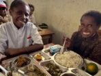 678e549697f8c-viva-militer-para-siswa-di-papua-menikmati-program-makanan-bergizi-gratis-mbg_663_372