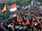 aksi-unjuk-rasa-alias-demo-mahasiswa-dari-berbagai-di-depan-gedung-dpr-jakarta-senin-239-foto-ricardojpnncom-5