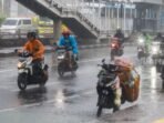 40404-musim-hujan-cuaca-ekstrem-ilustrasi-hujan-lebat-jas-hujan
